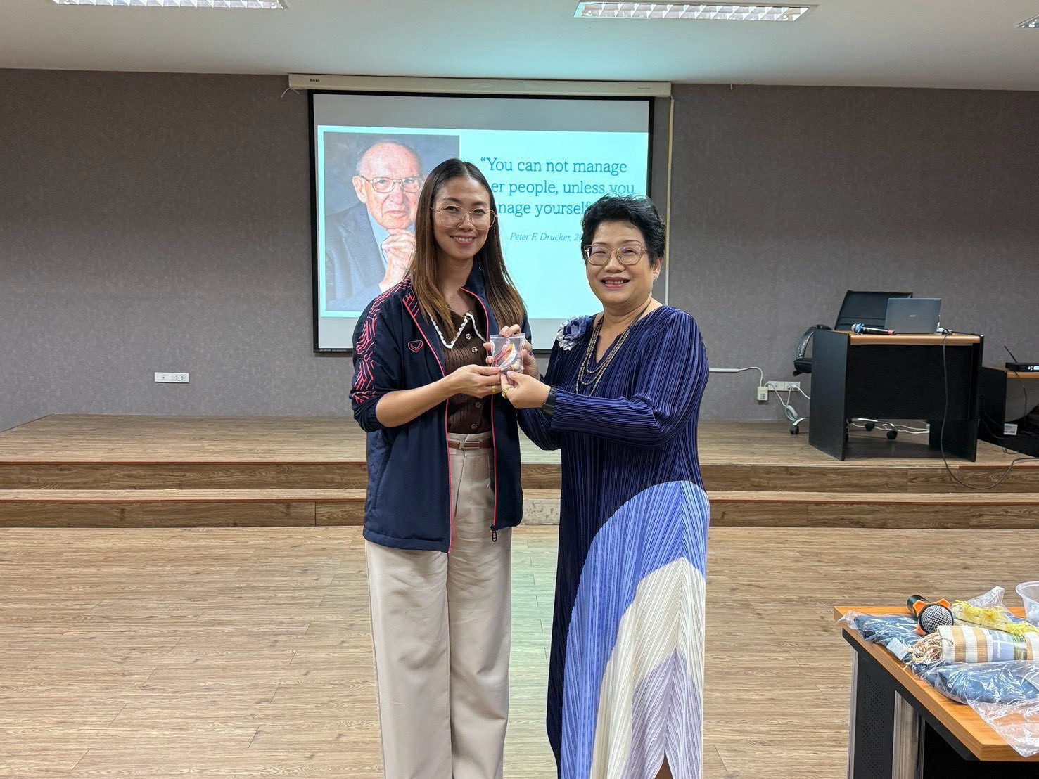กองบริหารงานทั่วไป สำนักงานอธิการบดี มหาวิทยาลัยนครพนม จัดโครงการเสริมสร้างสุขภาวะในการทำงานและพัฒนาศักยภาพผู้นำ พัฒนาศักยภาพบุคลากรสู่การเป็นผู้นำยุคใหม่