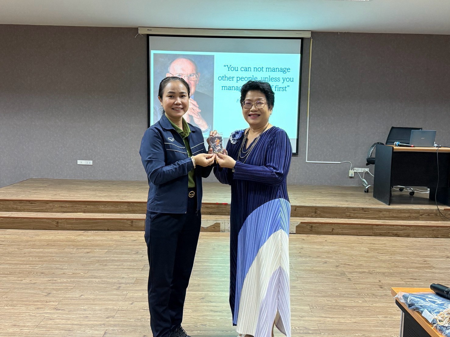 กองบริหารงานทั่วไป สำนักงานอธิการบดี มหาวิทยาลัยนครพนม จัดโครงการเสริมสร้างสุขภาวะในการทำงานและพัฒนาศักยภาพผู้นำ พัฒนาศักยภาพบุคลากรสู่การเป็นผู้นำยุคใหม่