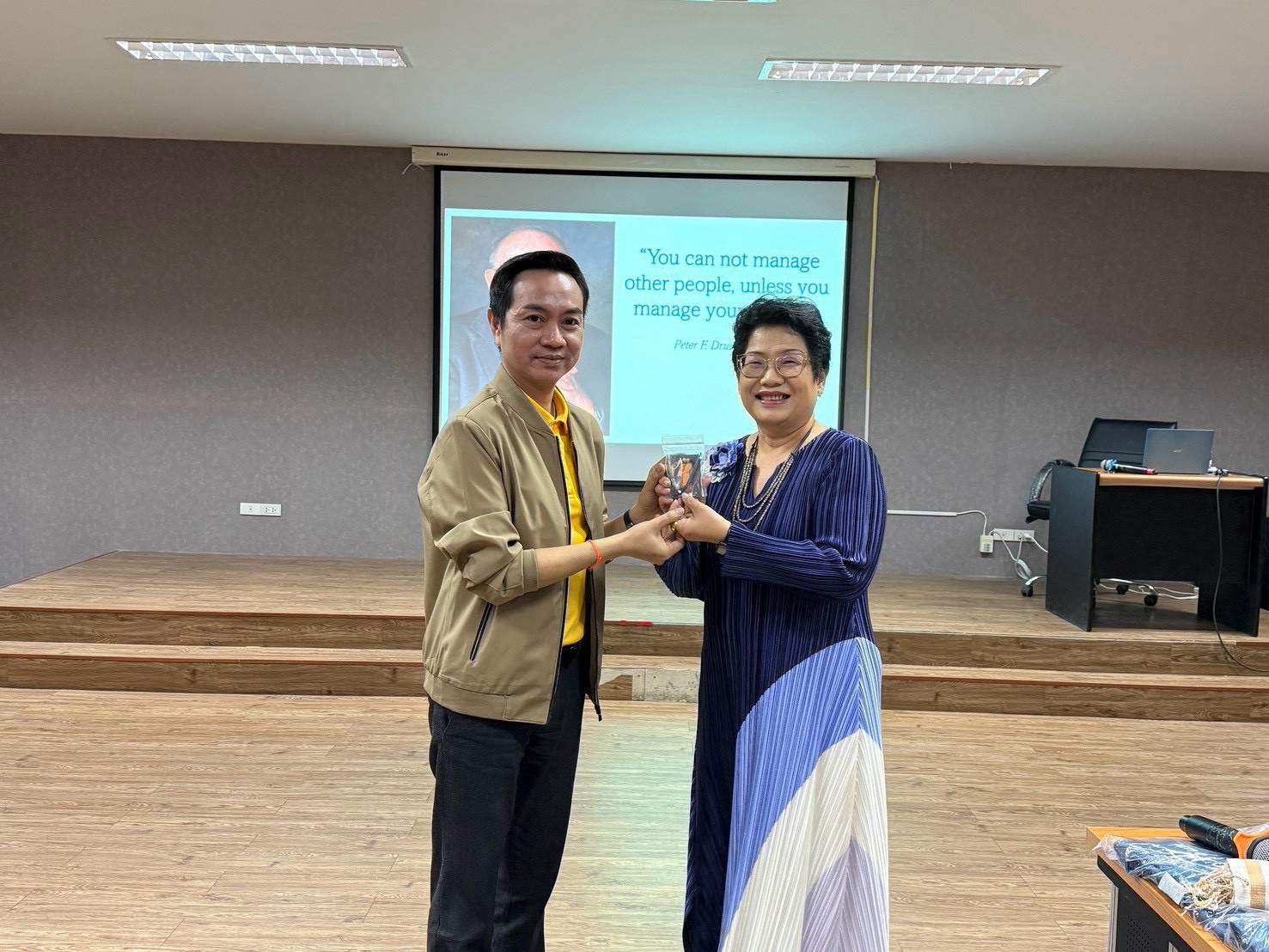 กองบริหารงานทั่วไป สำนักงานอธิการบดี มหาวิทยาลัยนครพนม จัดโครงการเสริมสร้างสุขภาวะในการทำงานและพัฒนาศักยภาพผู้นำ พัฒนาศักยภาพบุคลากรสู่การเป็นผู้นำยุคใหม่