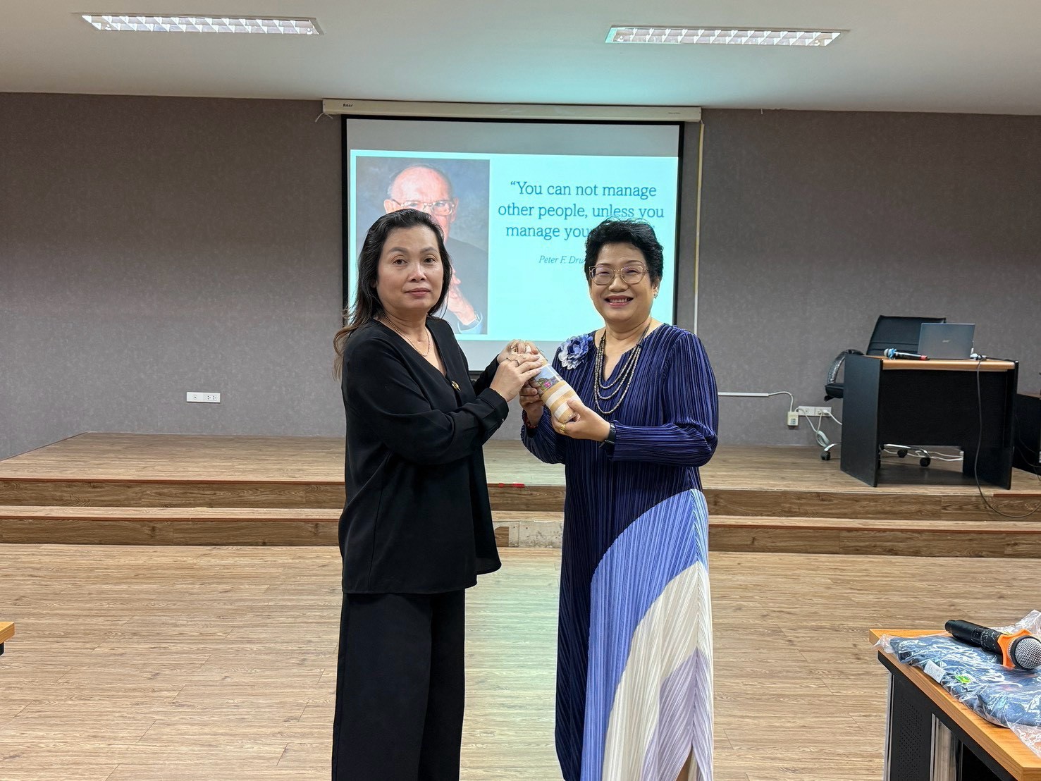 กองบริหารงานทั่วไป สำนักงานอธิการบดี มหาวิทยาลัยนครพนม จัดโครงการเสริมสร้างสุขภาวะในการทำงานและพัฒนาศักยภาพผู้นำ พัฒนาศักยภาพบุคลากรสู่การเป็นผู้นำยุคใหม่