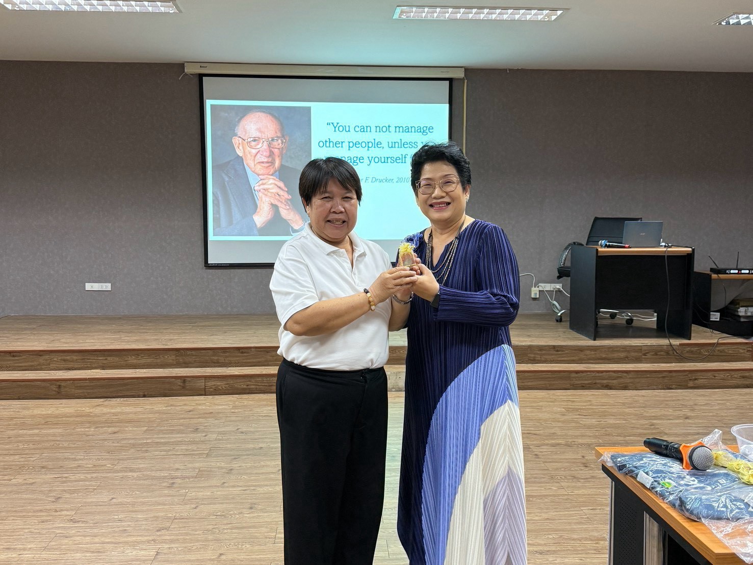 กองบริหารงานทั่วไป สำนักงานอธิการบดี มหาวิทยาลัยนครพนม จัดโครงการเสริมสร้างสุขภาวะในการทำงานและพัฒนาศักยภาพผู้นำ พัฒนาศักยภาพบุคลากรสู่การเป็นผู้นำยุคใหม่