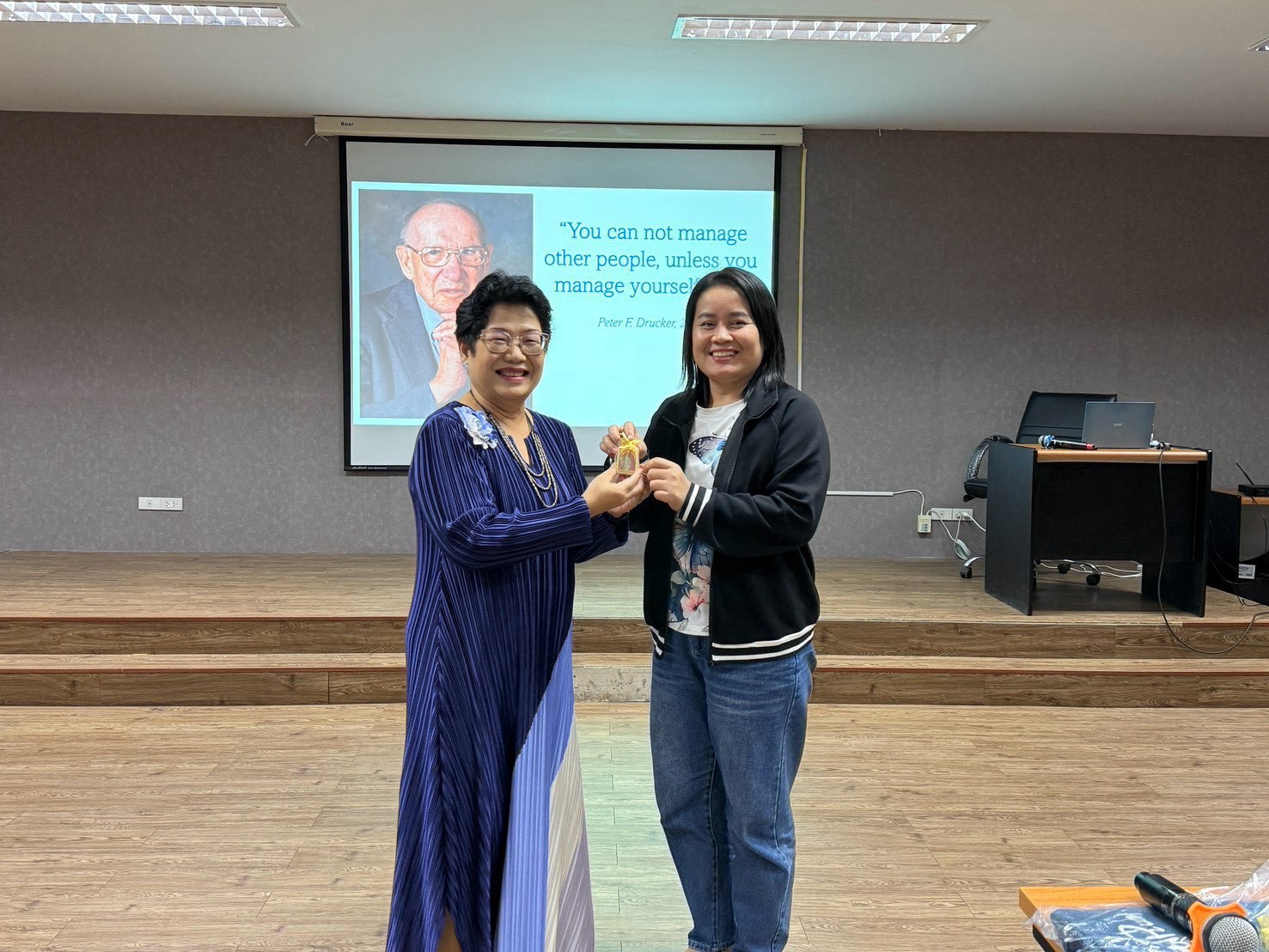 กองบริหารงานทั่วไป สำนักงานอธิการบดี มหาวิทยาลัยนครพนม จัดโครงการเสริมสร้างสุขภาวะในการทำงานและพัฒนาศักยภาพผู้นำ พัฒนาศักยภาพบุคลากรสู่การเป็นผู้นำยุคใหม่