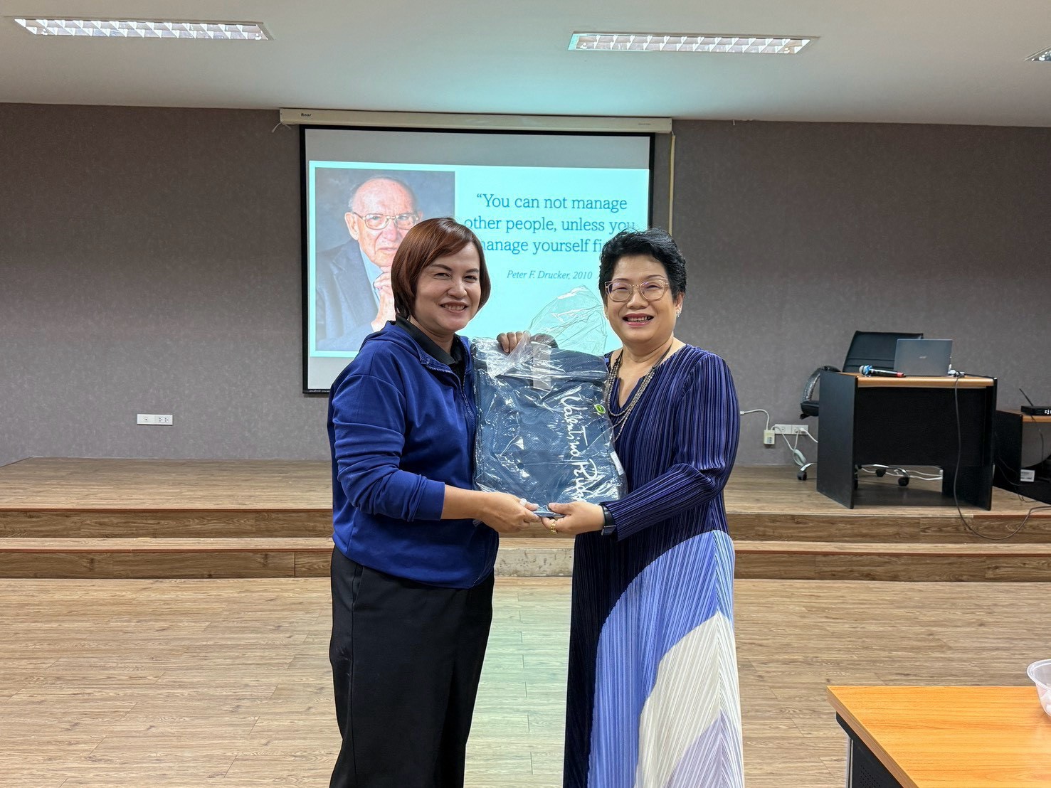 กองบริหารงานทั่วไป สำนักงานอธิการบดี มหาวิทยาลัยนครพนม จัดโครงการเสริมสร้างสุขภาวะในการทำงานและพัฒนาศักยภาพผู้นำ พัฒนาศักยภาพบุคลากรสู่การเป็นผู้นำยุคใหม่