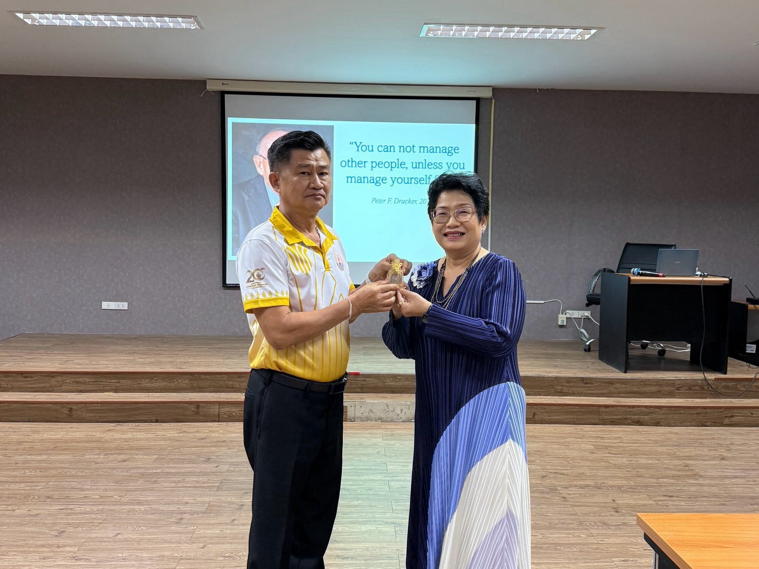 กองบริหารงานทั่วไป สำนักงานอธิการบดี มหาวิทยาลัยนครพนม จัดโครงการเสริมสร้างสุขภาวะในการทำงานและพัฒนาศักยภาพผู้นำ พัฒนาศักยภาพบุคลากรสู่การเป็นผู้นำยุคใหม่