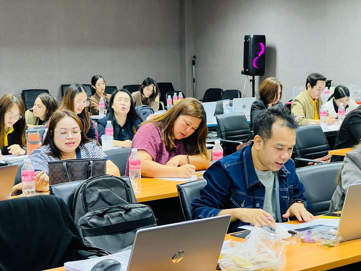 กองบริหารงานทั่วไป สำนักงานอธิการบดี มหาวิทยาลัยนครพนม จัดโครงการเสริมสร้างสุขภาวะในการทำงานและพัฒนาศักยภาพผู้นำ พัฒนาศักยภาพบุคลากรสู่การเป็นผู้นำยุคใหม่